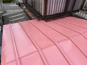 江南市で色褪せてしまったトタンの瓦棒葺き屋根への塗装工事　錆びの対策となる外装材の修繕